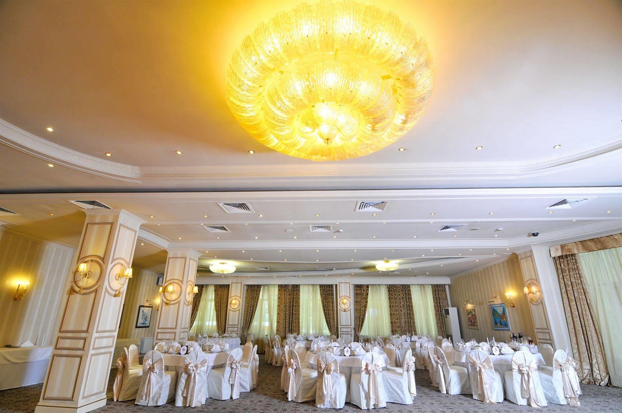 Grand Tien Shan Hotel Almaty Restaurant photo